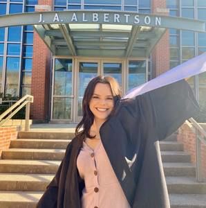 Meet your Posher, Olivia